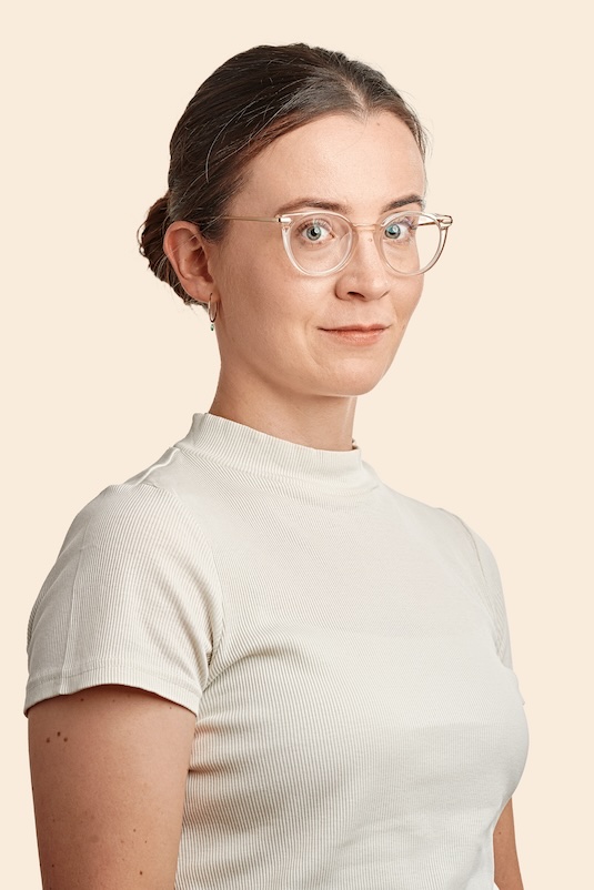 Osteopathin Wiesbaden- Alina Serafin Portraitbild.