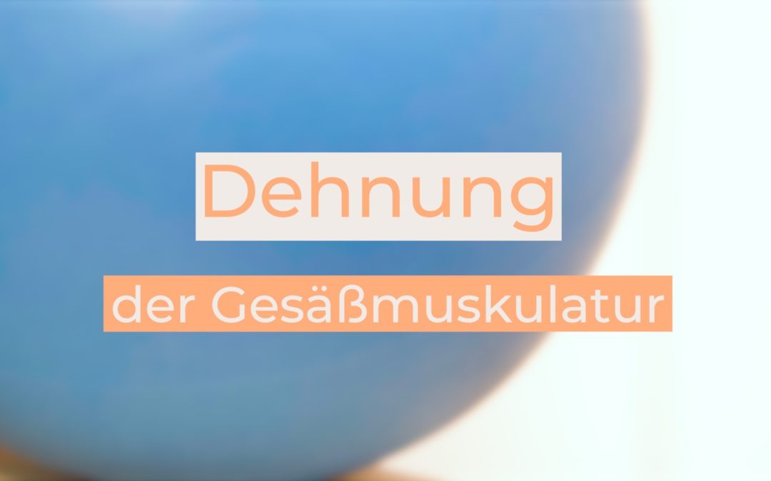 Dehnung der Gesäßmuskulatur auf dem Stuhl sitzend